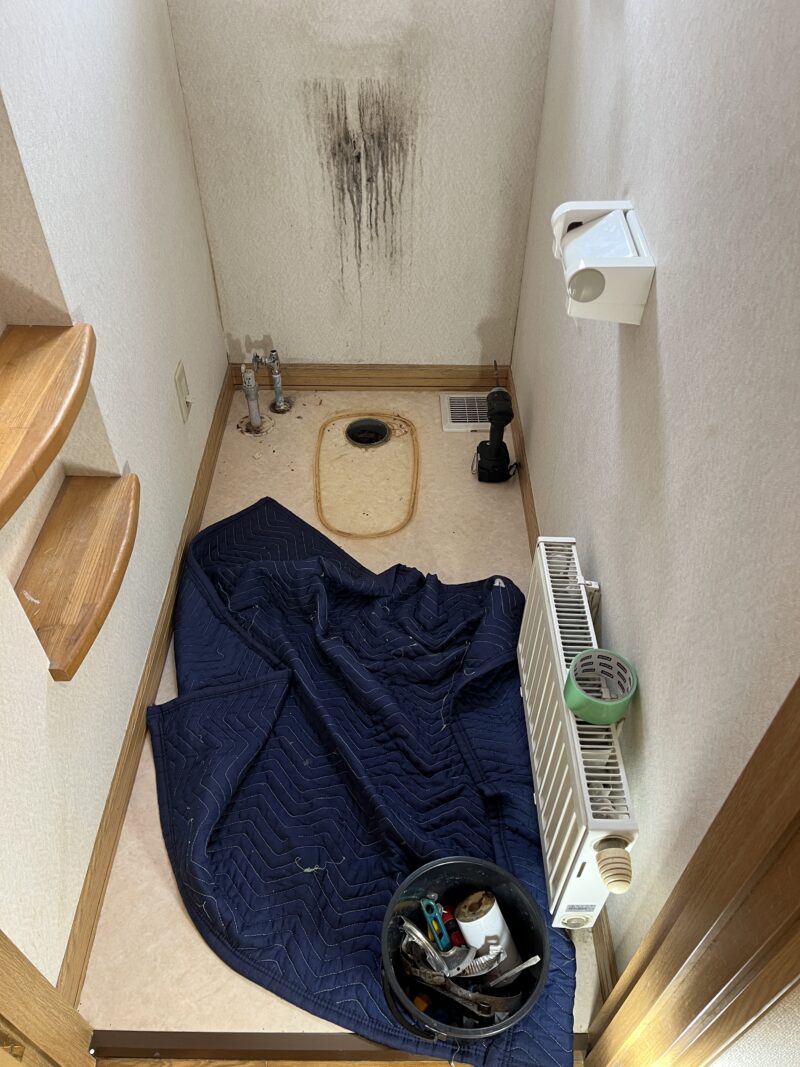 便器撤去後の汚れ